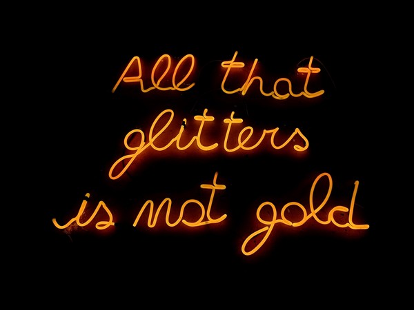 Fabrizio Dusi, All that glitters is not gold, 2023. Neon giallo con scritta luminosa in corsivo montata su un telaio in materiale metallico, cm. 110x150. Courtesy of the Artist