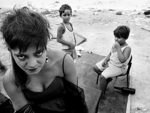 Letizia Battaglia, Serena recita all’aperto per i bambini del quartiere Capo. Palermo, 1990 