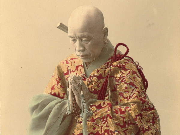 Adolfo Farsari, Bonzo in preghiera, 1885 circa, Giappone Segreto. Capolavori della fotografia dell'800 | Courtesy of Palazzo del Governatore, Parma 2016