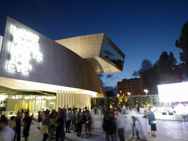 MAXXI Museo nazionale delle arti del XXI secolo, Roma, esterno notturna