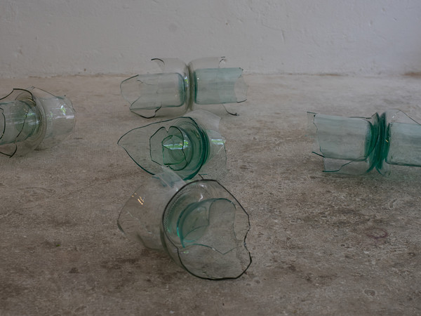 Carlo Dell'Acqua, Oggetti parziali, 2021, oggettisculture in vetro, dimensioni ambientali