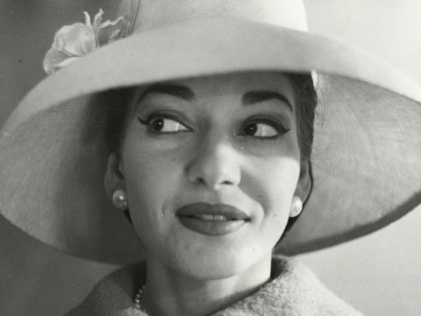 Milano, aprile 1958. Maria Callas indossa abiti della sartoria Biki nella sua abitazione I Ph. Angelo Novi – Publifoto 