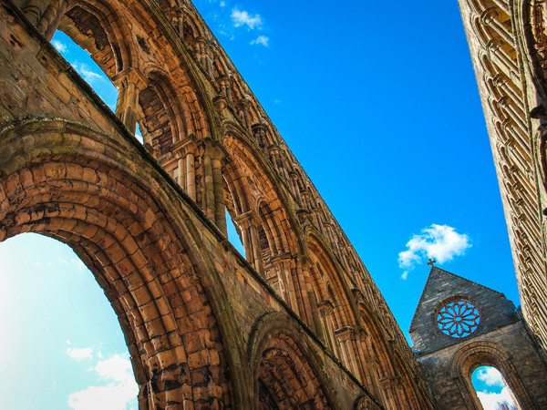 Uno scorcio dell’Abbazia agostiniana di Jedburgh, in Scozia, nello scatto di Jenné Johnston, effettuato nel 2011 durante una gita scolastica, Foto più votata dal pubblico dell'Historic Photographer of the Year 2017 | Courtesy of Historic Photographer of the Year | © Jenné Johnston