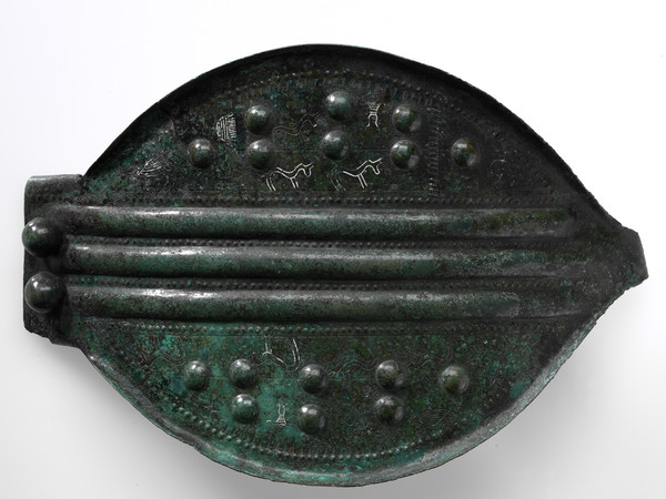 Le placche da cintura di forma fogliata erano un tipico ornamento dell’abbigliamento delle donne dei Leponti. Arbedo-Cerinasca, Tomba 93, V sec. a.C.