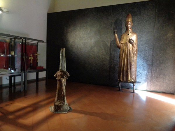 Piergiorgio Colombara, Exbronzo, 2007, bronzo e ottone, cm. 160 (h). Veduta di allestimento presso Museo Civico Medievale, Bologna I Ph. Franco Merlo