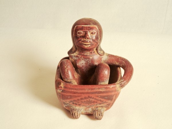 Ciotola con all’interno figura femminile, Cultura Narino - Colombia/Equador, 800 - 1005 d.C. Bologna, Museo Civico Medievale, Inv. 4431