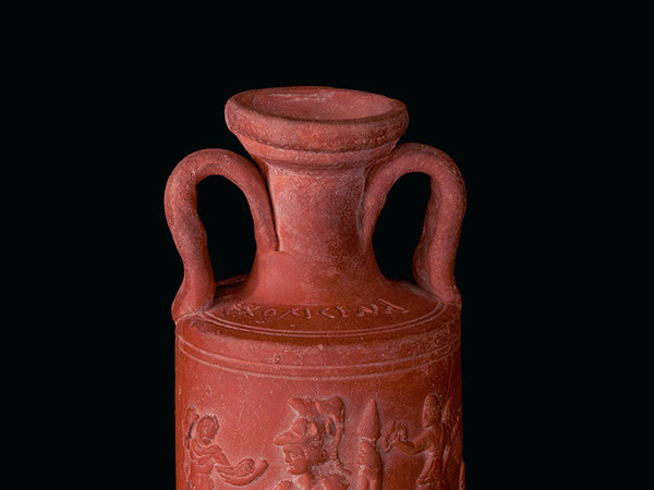 Bottiglia cilindrica in ceramica rinvenuta nella necropoli di El Aouja, raffigurante divinità e satiri, II sec. d.C. | Photo © Gianluca Baronchelli
