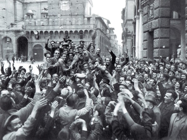 Bersaglieri festeggiati dai cittadini in via Rizzoli il giorno della liberazione di Bologna