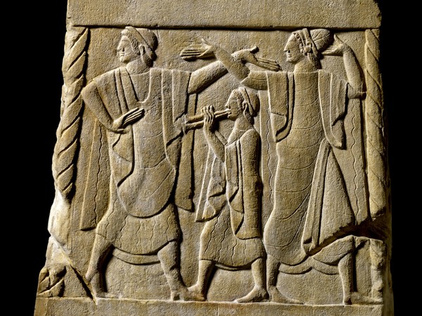 Pannello di cippo, Musica per l’aldilà, 490­?470 AC (da Chiusi), pietra fetida, 53,3x35,5x34,3 cm. Londra, British Museum