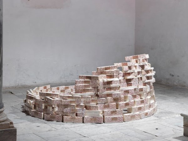 Aldo Mondino, Torre di torrone, 1968. Scatole di torrone (legno e carta), 180 x Ø 260 cm. Courtesy Archivio Aldo Mondino