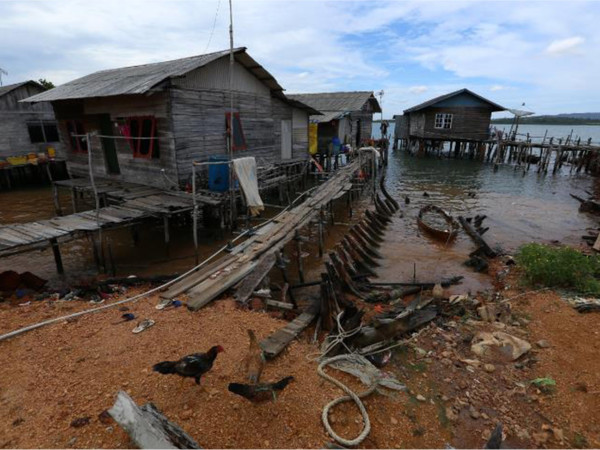 © Zai Kuning. A typical house, rumah laut (stilt house). Mantang Island, Riau, 2016<br />