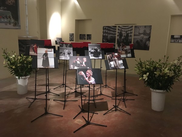 Il viaggio a Reims. Memorie di uno spettacolo. Veduta di allestimento della mostra presso il Museo internazionale e biblioteca della musica, Bologna, 2019 