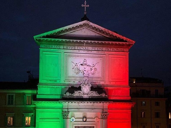 ‘Illuminata’ con il tricolore la Chiesa di San Salvatore in Lauro 