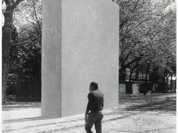 Mauro Staccioli, fotomontaggio per Biennale di Venezia, 1978, cartoncino incollato su stampa fotografica. Archivio Mauro Staccioli