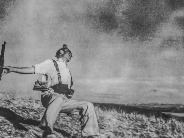 Robert Capa, <em>Morte di un miliziano, </em>1936. Stampa ai sali d'argento 40,69x50,86 cm. Collezione Julian Castilla<br /><br /><br /><span><br /></span>
