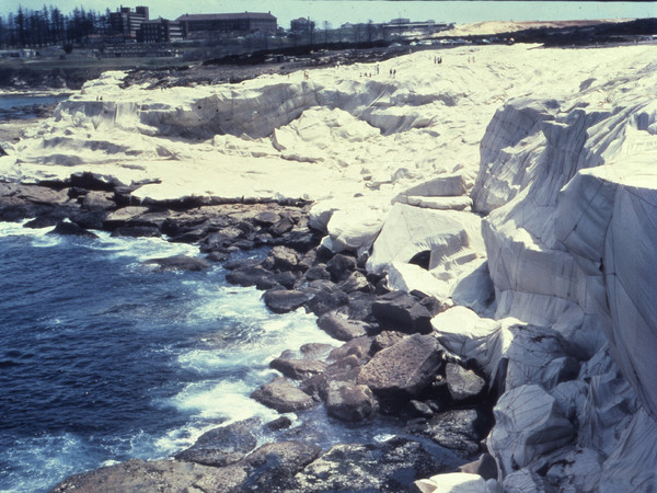 Christo and Jeanne-Claude, Wrapped Coast One Million Square Feet, Little Bay, Sydney, Australia, 1969, 100 x 150 cm | Photo Harry Skunk © Christo 1969