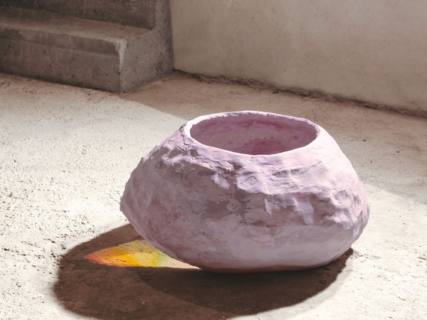 Chiara Gambirasio, Cosmo in vaso, 2021, gesso ceramico, smalto e vetro, cm. 60x70x40. Unique. Courtesy Glenda Cinquegrana Art Consulting