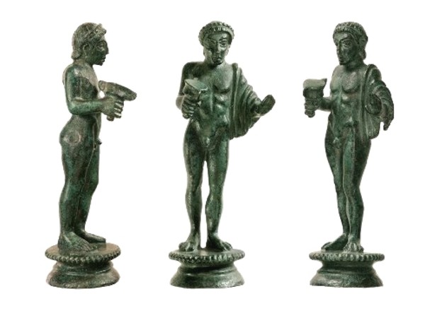 Statuetta in bronzo raffigurante il Dionysos etrusco (Fufluns), nudo e con in mano il kantharos, il tipico bicchiere da vino che lo contraddistingue come divinità