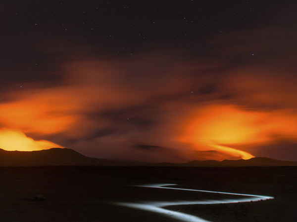 Martin Siering, Blick auf die Vulkane Marum und Benbow in weiter Entfernung bei Nacht. Lava leuchtet die Gase und den nächtlichen Sternenhimmel Blutrot aus. - Vanuatu, Insel Ambrym, Süd Pazifik | 