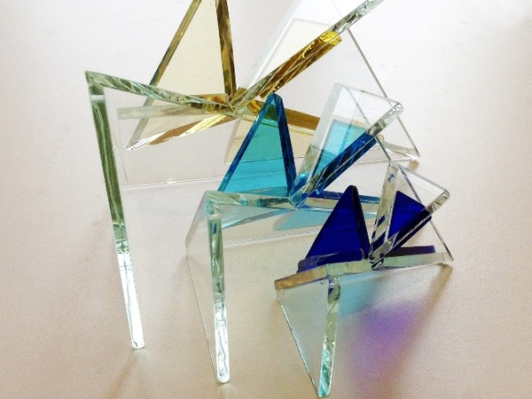 Yumiko Kimura, TriptyqueM16, 2016, vetro float chiaro sagomato e incollato a raggi UV, vetro soffiato a mano blu di Turchia, blu e giallo, cm. 9x20x15