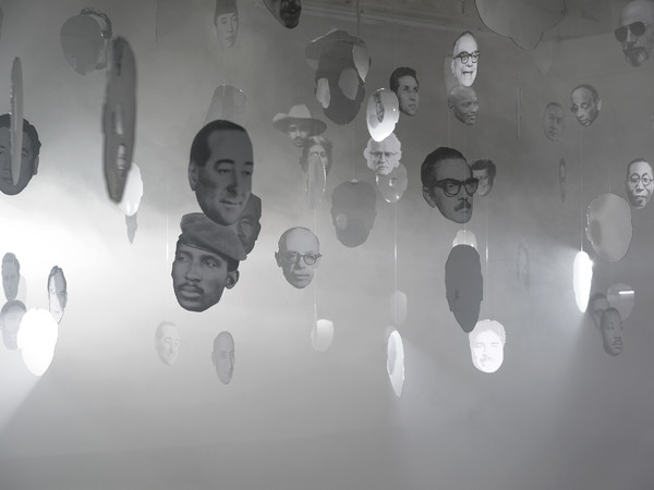 Goldschmied & Chiari, Hiding the elephant, 2014, installazione, 160 sagome in plexiglass specchiato stampa digitale, fumo, dimensioni variabili, Centro d'arte contemporanea Passerelle, Brest  