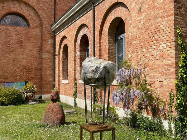 Yaroslav Gamolko, Disinformation, 2021. Carta, Plastica, Legno, Acciaio, Ferro, Resina. Spazio Thetis, Venezia