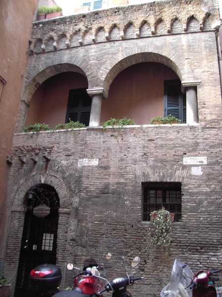 Vicolo dell’Atleta and the Medieval Synagogue