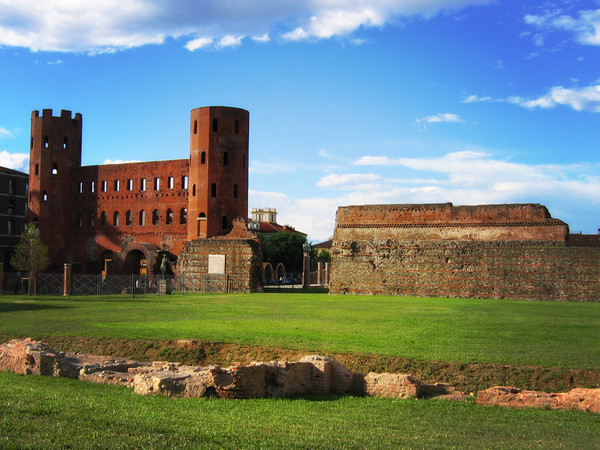 Passeggiata nel Quadrilatero tra rovine romane ed edifici medievali