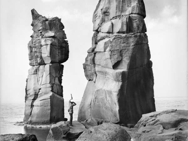 Vittorio Alinari, Isola di S. Pietro – Sardegna. Rocce Trachitiche, Isola di San Pietro, 26 maggio -12 giugno 1913, Stampa moderna ai sali d’argento su carta da negativo alla gelatina sali d’argento su vetro | © Archivi Alinari, Firenze