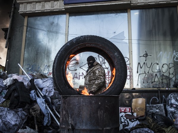 Sandro Maddalena, Kiev, Grushevski - Un ribelle brucia un copertone per ridurre la visuale dei tiratori scelti