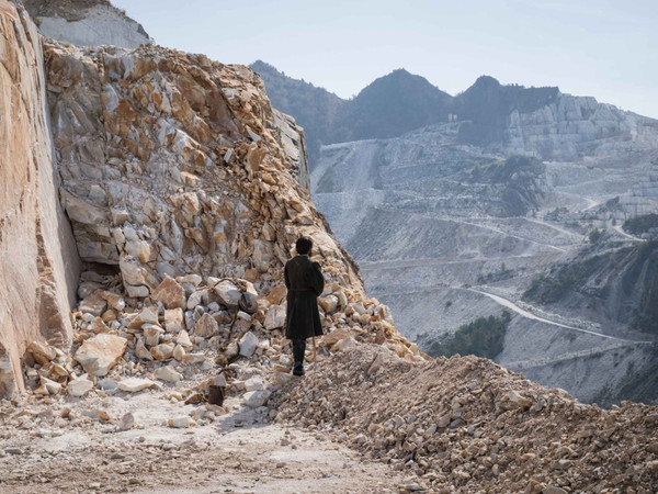 Enrico Lo Verso nel ruolo di un giovane Michelangelo al suo primo viaggio alle Cave di Marmo di Carrara, nel 1497, per scegliere i marmi per la Pietà Vaticana. Cave di marmo Calacata Crestola Borghini Carrara. Scena tratta dal film Michelangelo Infinito | Foto: © Stefano Montesi