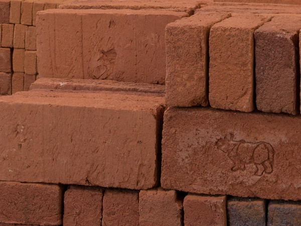 Rossella Biscotti, Clara, installazione, mattoni fatti a mano, tabacco, adesivo prespaziato, 2016. Dettaglio dell’installazione, Van Abbemuseum, Eindhoven