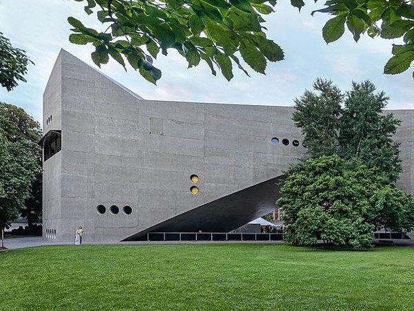 La nuova ala del Landesmuseum di Zurigo è stata realizzata dagli architetti Christ & Gantenbein. La collezione permanente è affiancata da mostre temporanee dedicate a temi di attualità.