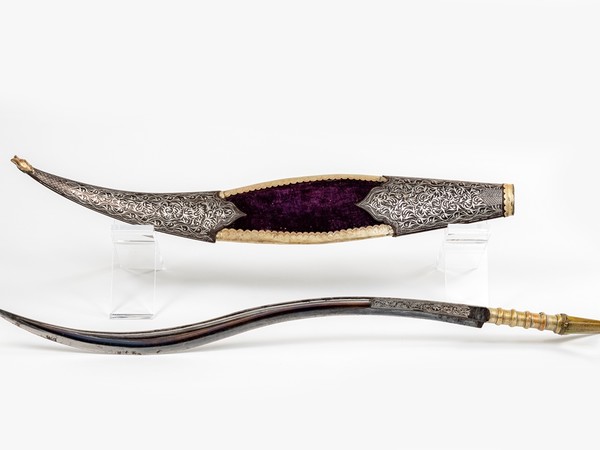 Spada “Kopesh” / <em>Black Sea yataghan. </em>Manifattura ottomana, XIX secolo. Lega di rame, acciaio, osso, legno, velluto di seta