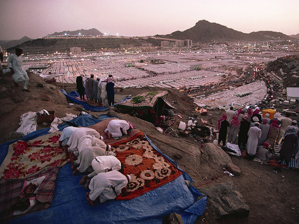 I pellegrini recitano il Maghrib dopo il tramonto nella tendopoli di Mina, allestita per accoglierli durante l’Hajj. La Mecca, Arabia Saudita 1995. © Kazuyoshi Nomachi