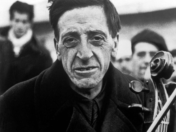 Ex membro della Barcelona Philarmonic al campo di concentramento per rifugiati spagnoli, Bram, France, marzo 1939. © Robert Capa / International Center of Photography / Magnum Photos<br />