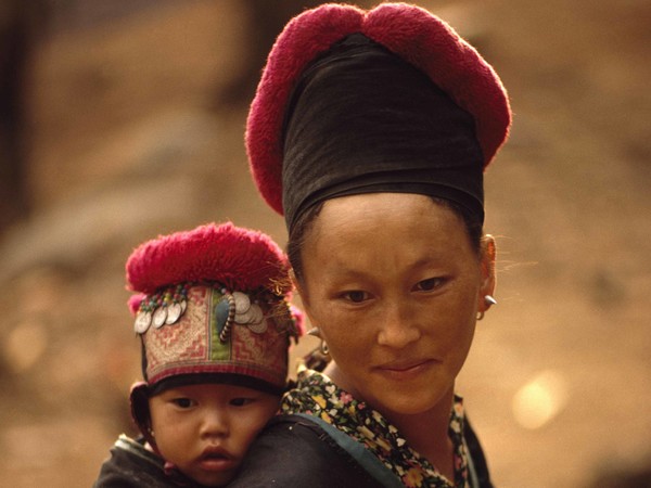 W.E. Garrett, Laos 1974, Una donna hmong e suo figlio con il copricapo tradizionale, 