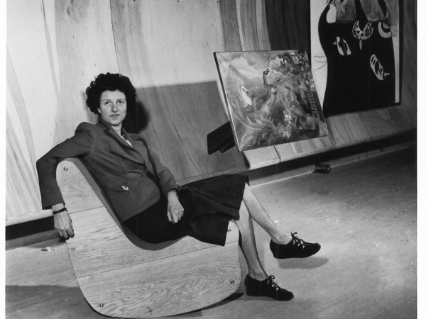 Fotografo sconosciuto, Peggy Guggenheim nella galleria surrealista di Art of This Century New York, 1942 ca., Stampa a posteriori, Stampa alla gelatina d’argento | Courtesy of Peggy Guggenheim Collection Archives, Venice