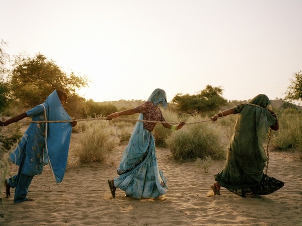 Mustafah Abdulaziz, Pulling of the well. Tharpakar, Pakistan, 2013