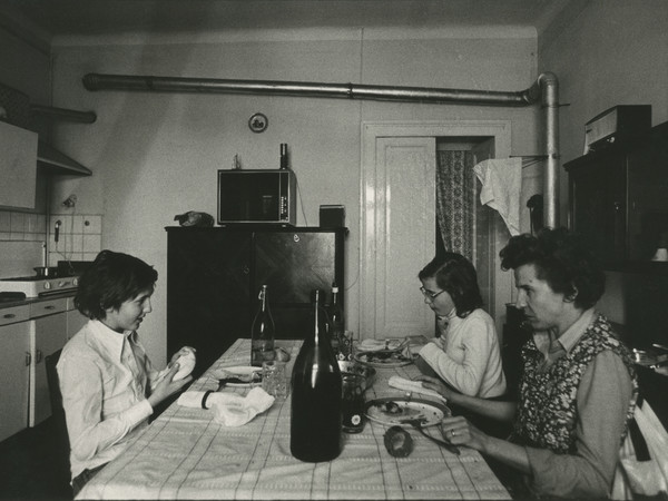 Carla Cerati, S.t., da “Donne di ringhiera”, 1977, stampa fotografica in bianco e nero, 398x300 mm.