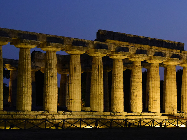 Basilica di Paestum, notturna