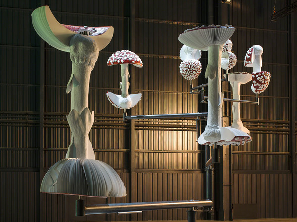 Carsten Höller, “Doubt”, Veduta dell’installazione in Pirelli HangarBicocca, Milano 2016 | Courtesy dell’artista e Pirelli HangarBicocca, Milano - Foto © Attilio Maranzano Flying Mushrooms, 2015