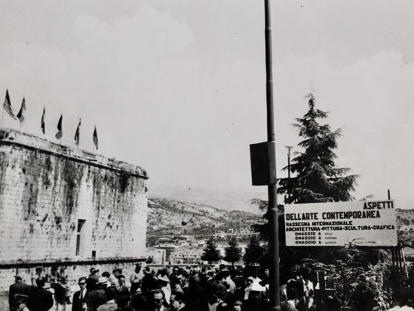 Alternative attuali, Inaugurazione Aspetti dell’Arte Contemporanea, <span>Forte Spagnolo, L'Aquila, </span>1963. Courtesy Archivio del museo MU.SP.A.C. – E.P.T.