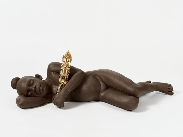 Victor Fotso Nyie, Observer les Étoiles, 2021, terracotta e oro, 100×35×35 cm.