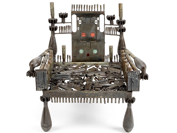 Gonçalo Mabunda (Mozambico 1975), Weapon Throne,  Metal and recycled weapons, 86 x 57.5 x 9.5 cm | Courtesy of Private collection, Switzerland
