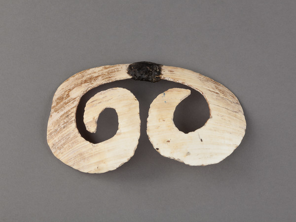 Cultura Asmat, Provincia Papua, Indonesia. Ornamento nasale (bipane ) sec. XX. Conchiglia/ intaglio, rafia, cera d'api. Museo delle Culture, Milano. Coll. Maurizio Leigheb. Inv. SEA 00174