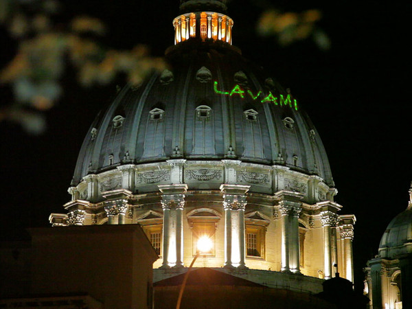 Iginio De Luca, Lavami, 2010. Raggio laser sulla cupola di San Pietro