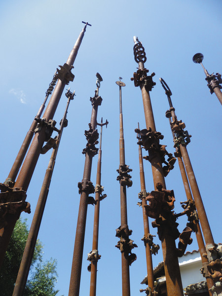 Pinuccio Sciola: Le colonne infinite. Omaggio a Gaudí, Basilica di San Saturnino, Cagliari