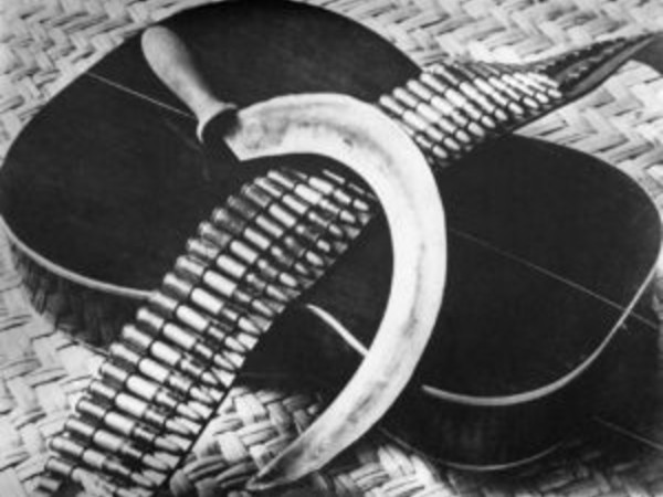 Tina Modotti, Chitarra, falce e cartucciera, Messico, 1927