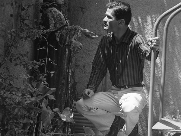 Pier Paolo Pasolini seduto sulle scale del terrazzo della sua casa, luglio 1960 © AF Archivi Farabola